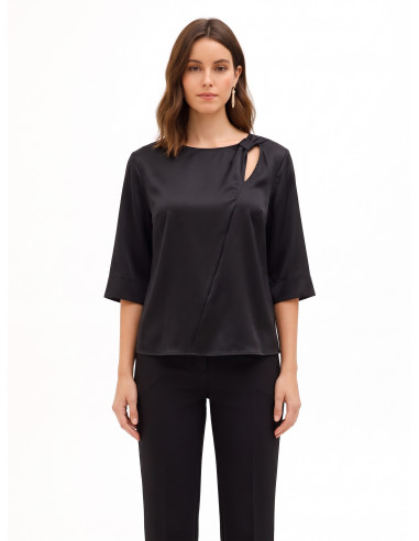 Blusa ampla em cetim com cut-out e franzido num ombro Rinascimento