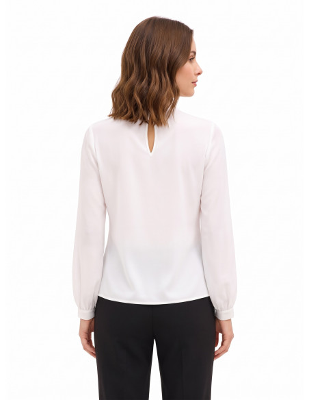 Blusa em georgette com drapeado e detalhe de corrente Rinascimento