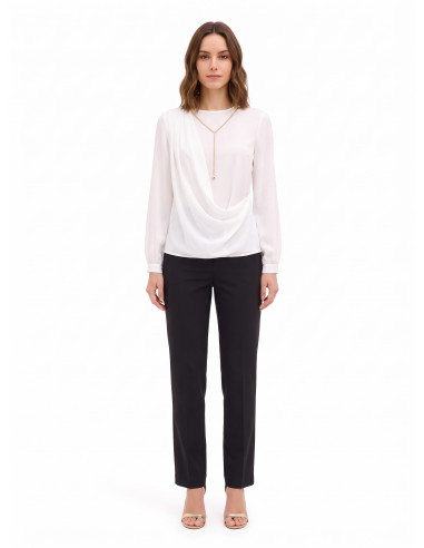 Blusa em georgette com drapeado e detalhe de corrente Rinascimento
