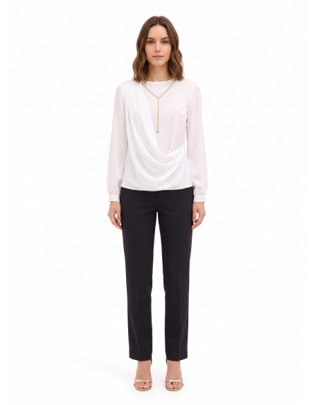 Blusa em georgette com drapeado e detalhe de corrente Rinascimento
