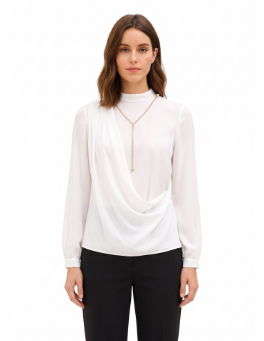 Blusa em georgette com drapeado e detalhe de corrente Rinascimento
