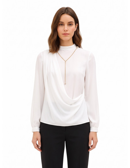 Blusa em georgette com drapeado e detalhe de corrente Rinascimento