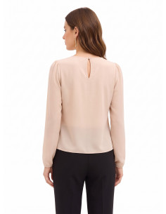 Blusa em georgette com folhos sobrepostos e alfinete decorativo Rinascimento 2