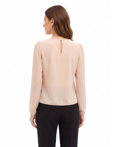 Blusa em georgette com folhos sobrepostos e alfinete decorativo Rinascimento