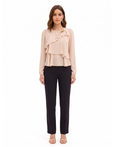 Blusa em georgette com folhos sobrepostos e alfinete decorativo Rinascimento