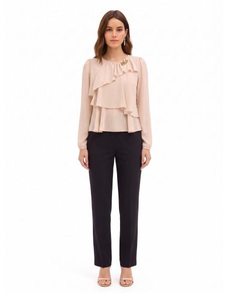 Blusa em georgette com folhos sobrepostos e alfinete decorativo Rinascimento