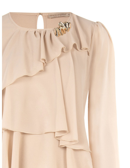 Blusa em georgette com folhos sobrepostos e alfinete decorativo Rinascimento