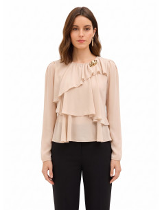 Blusa em georgette com folhos sobrepostos e alfinete decorativo Rinascimento