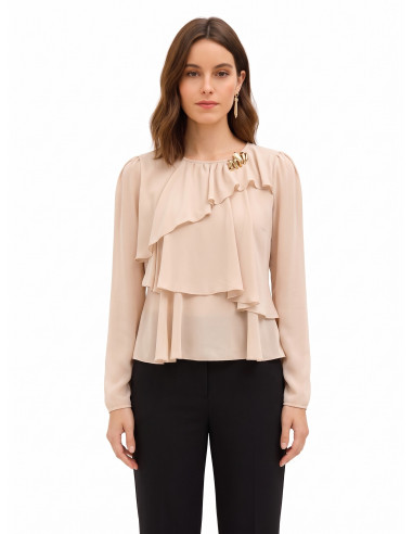 Blusa em georgette com folhos sobrepostos e alfinete decorativo Rinascimento