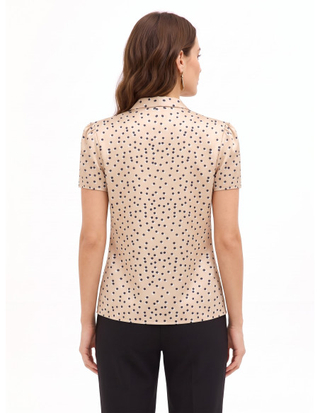 Blusa de cetim às bolinhas com decote em V e laço Rinascimento