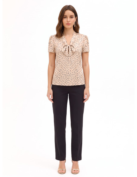 Blusa de cetim às bolinhas com decote em V e laço Rinascimento