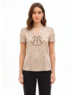 Blusa de cetim às bolinhas com decote em V e laço Rinascimento