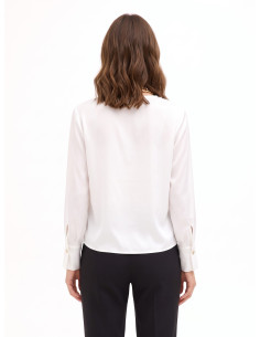 Blusa Ampla em Cetim Mate com Decote em V Cruzado e Colar de Lenço e Corrente Rinascimento 2