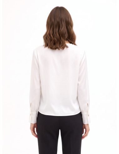 Blusa Ampla em Cetim Mate com Decote em V Cruzado e Colar de Lenço e Corrente Rinascimento