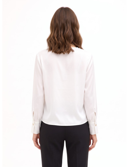 Blusa Ampla em Cetim Mate com Decote em V Cruzado e Colar de Lenço e Corrente Rinascimento
