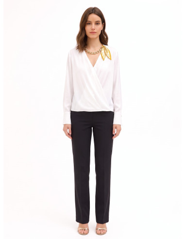 Blusa Ampla em Cetim Mate com Decote em V Cruzado e Colar de Lenço e Corrente Rinascimento