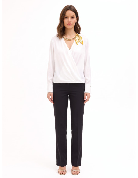 Blusa Ampla em Cetim Mate com Decote em V Cruzado e Colar de Lenço e Corrente Rinascimento