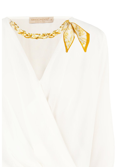 Blusa Ampla em Cetim Mate com Decote em V Cruzado e Colar de Lenço e Corrente Rinascimento
