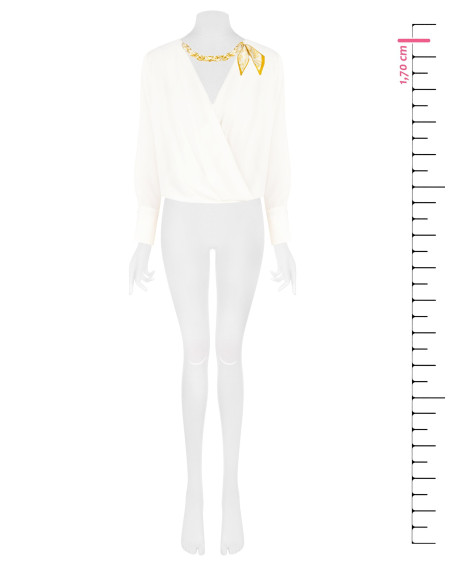 Blusa Ampla em Cetim Mate com Decote em V Cruzado e Colar de Lenço e Corrente Rinascimento