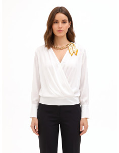 Blusa Ampla em Cetim Mate com Decote em V Cruzado e Colar de Lenço e Corrente Rinascimento