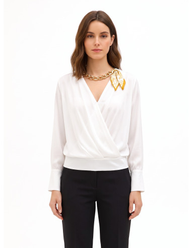 Blusa Ampla em Cetim Mate com Decote em V Cruzado e Colar de Lenço e Corrente Rinascimento