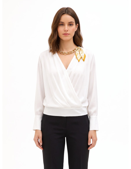 Blusa Ampla em Cetim Mate com Decote em V Cruzado e Colar de Lenço e Corrente Rinascimento