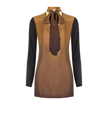 Blusa comprida cintada em cetim com decote em V e laço Rinascimento
