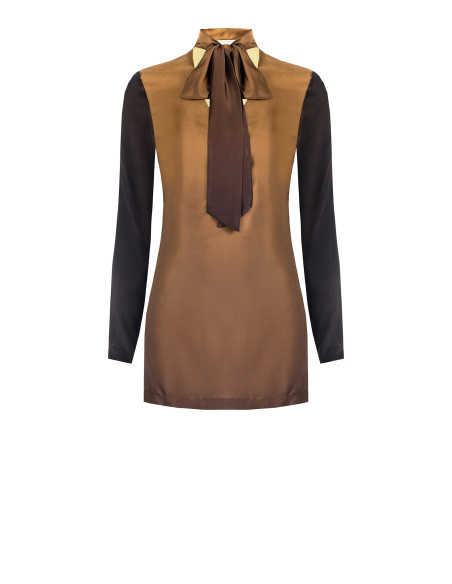 Blusa comprida cintada em cetim com decote em V e laço Rinascimento