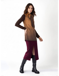 Blusa comprida cintada em cetim com decote em V e laço Rinascimento
