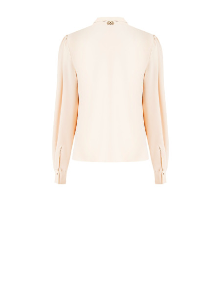 Blusa em cetim mate com decote em V e botões ocultos Rinascimento