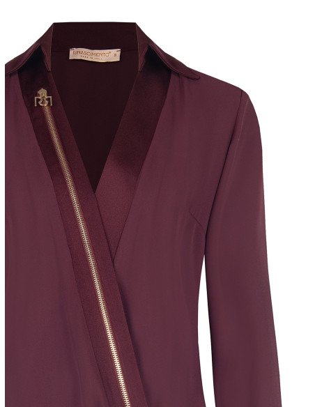 Camisa cintada em georgette com decote em V, gola em cetim e alças Rinascimento