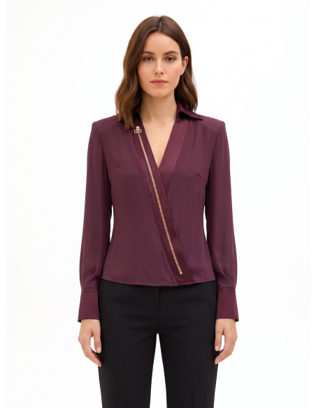 Camisa cintada em georgette com decote em V, gola em cetim e alças Rinascimento