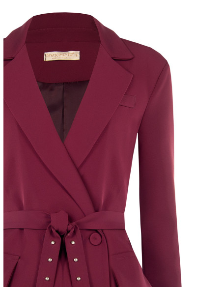 Casaco tipo blazer em tecido cady com cinto a condizer e tachas Rinascimento