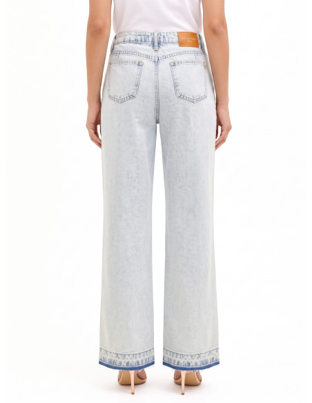 Jeans wide leg com duas pregas e bainha desfiada, lavagem extra clara Rinascimento