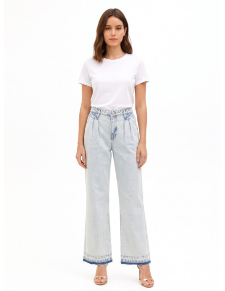 Jeans wide leg com duas pregas e bainha desfiada, lavagem extra clara Rinascimento