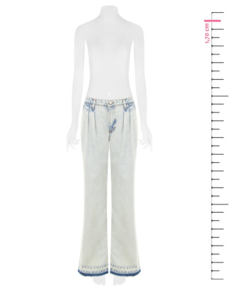 Jeans wide leg com duas pregas e bainha desfiada, lavagem extra clara Rinascimento