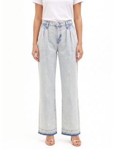 Jeans wide leg com duas pregas e bainha desfiada, lavagem extra clara Rinascimento
