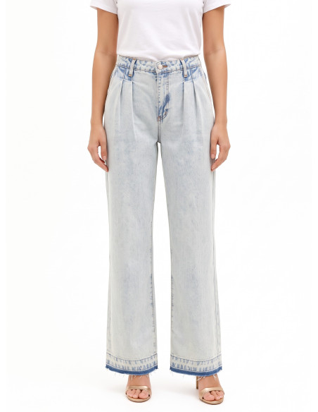 Jeans wide leg com duas pregas e bainha desfiada, lavagem extra clara Rinascimento