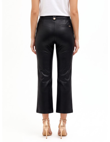 Calças cropped em neopreno leve acetinado com efeito de pele e bolsos Rinascimento