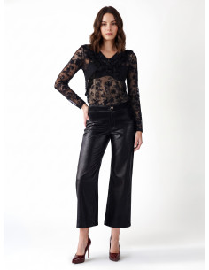 Calças cropped em neopreno leve acetinado com efeito de pele e bolsos Rinascimento