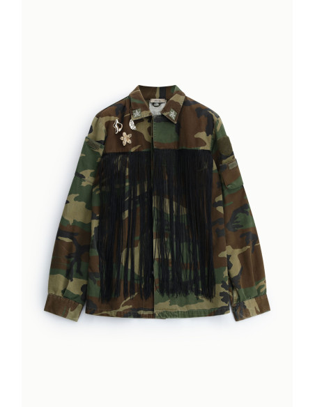Camisa com estampado de camuflagem, franjas e alfinetes Dixie