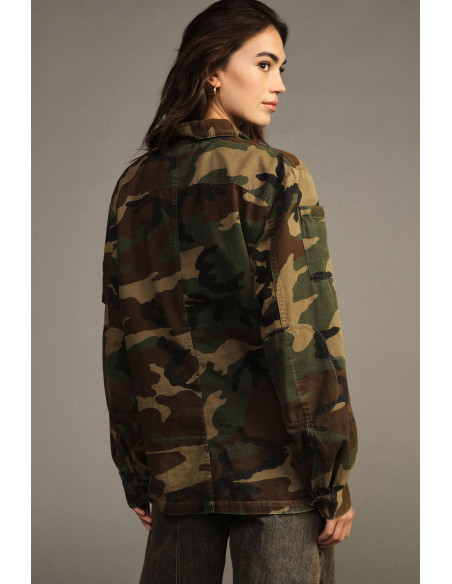 Camisa com estampado de camuflagem, franjas e alfinetes Dixie