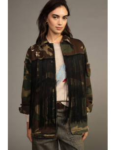 Camisa com estampado de camuflagem, franjas e alfinetes Dixie