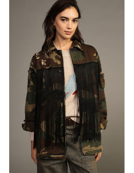 Camisa com estampado de camuflagem, franjas e alfinetes Dixie