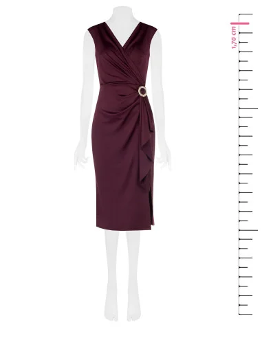 Vestido midi em licra com decote em V cruzado, detalhe de joia e folho comprido Rinascimento