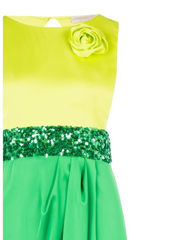 Vestido comprido de cetim com rosa e lantejoulas na cintura Rinascimento