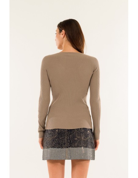 Gola em V com nervuras Kontatto