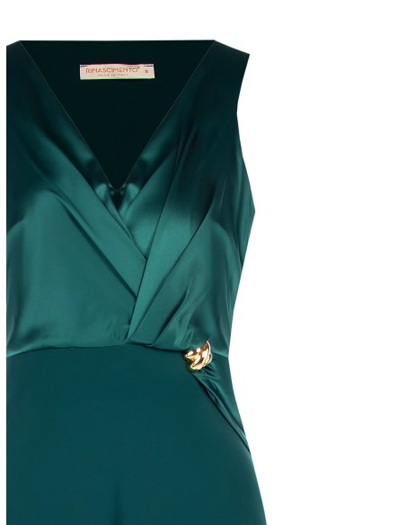 Vestido comprido de tecido fluido e corpete de cetim com pormenor de joia Rinascimento