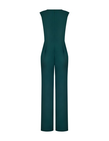 Macacão fluido de uma peça com blusa de cetim e pormenor de jóias Rinascimento