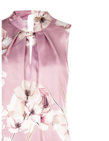 Blusa de cetim larga plissada e florida com pormenor de joia Rinascimento